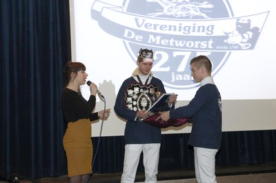 Voorzitter Dick Goossens overhandigt het eerste exemplaar aan Kevin Knuiman, Koning 2015