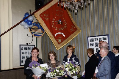 Wilma Arts, Dorien Schrijen en Marianne Goossens voor het door hen gerestaureerde vaandel